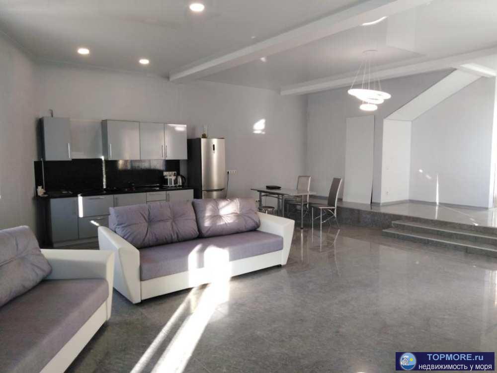 Продается 1/3 дома (один этаж 3  этажного дома), площадью 120 кв.м. на 2 этаже. По документам часть домовладения...