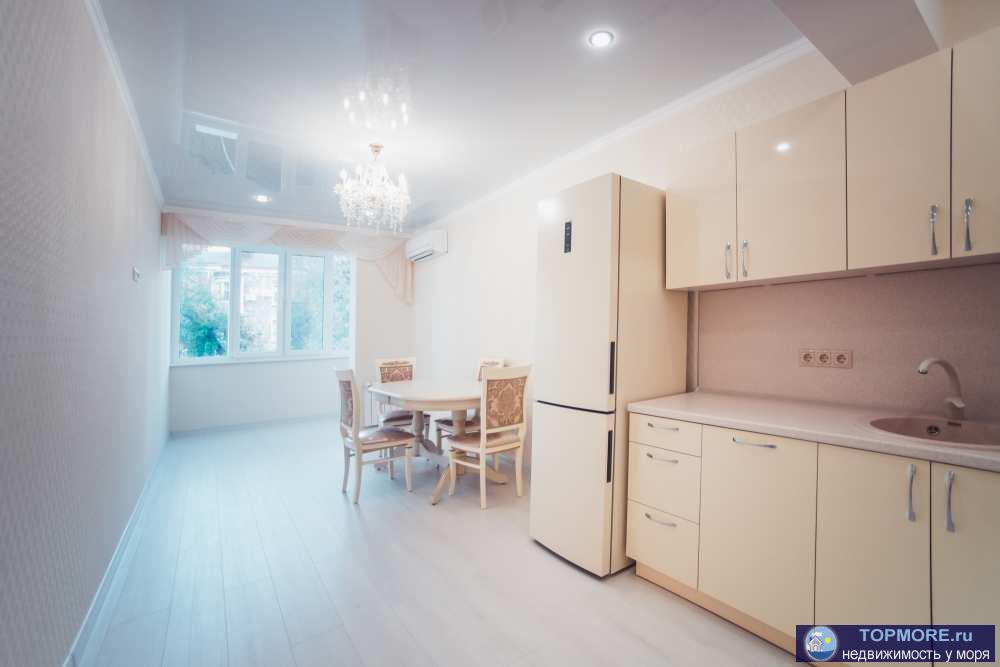 Новая квартира в новом доме бизнес класса, распланирована в 2 спальные комнаты и просторную кухню - столовую. 