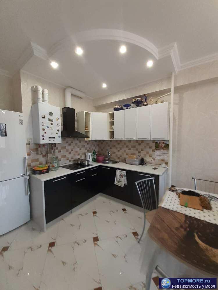 продается двухкомнатная квартира с хорошим ремонтом, 52 кв.м. высокий этаж. своя придомовая территория.