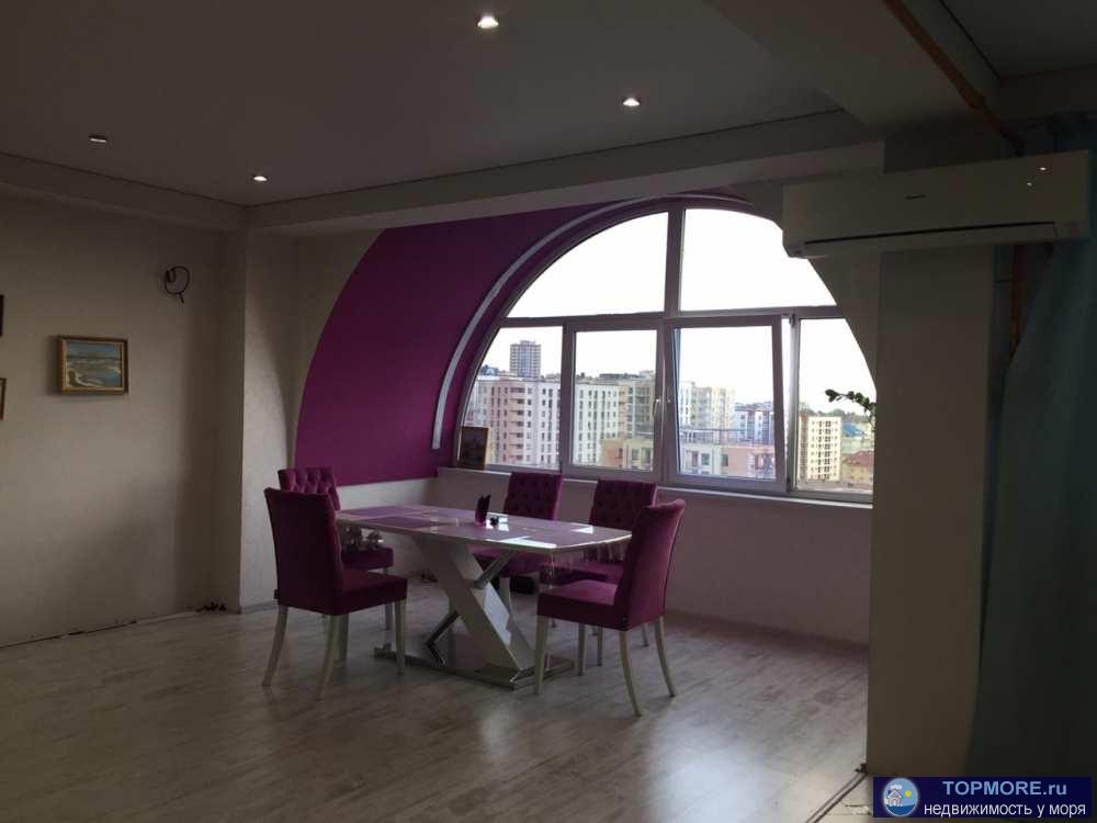 По факту 140 м2. По документам 112,5 кв.м..  Три отдельные комнаты (спальня и две детские), кинотеатр и...