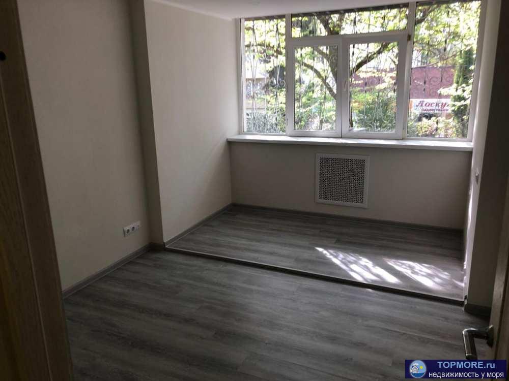 Продается квартира в старом центре г. Сочи в панельном доме на зеленой цветущей ул. Роз. В квартире выполнен новый...