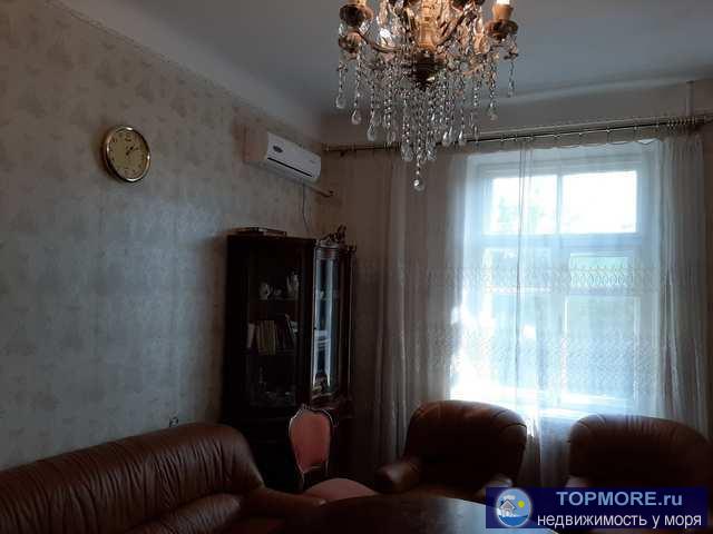 Продается 3х ком квартира в центре города Феодосия по ул. Нахимова. Дм - сталинка с высокими потолками. Квартира 76...