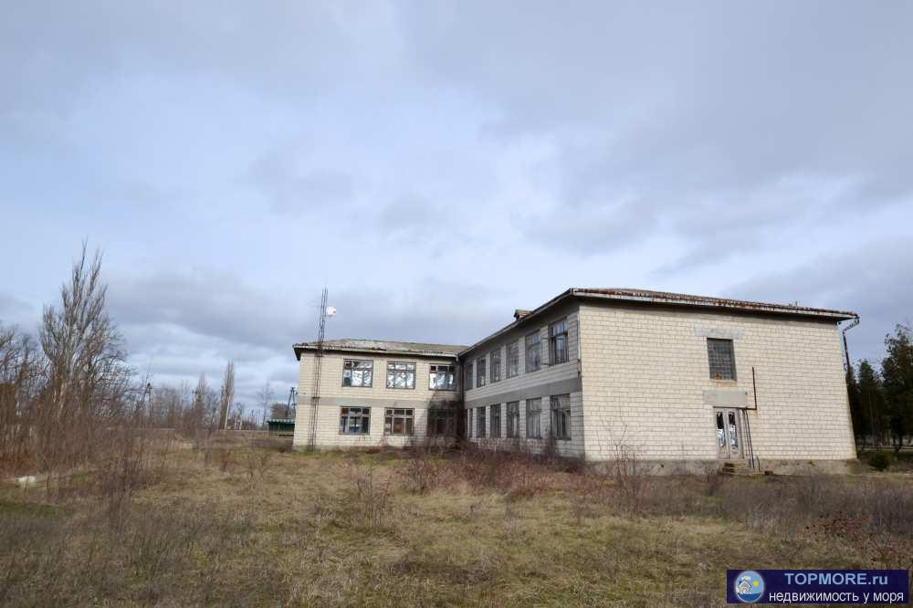 Продам 2-х этажное здание общей площадью 782м2, в селе Майское, Джанкойского района. Здание требует капитального...