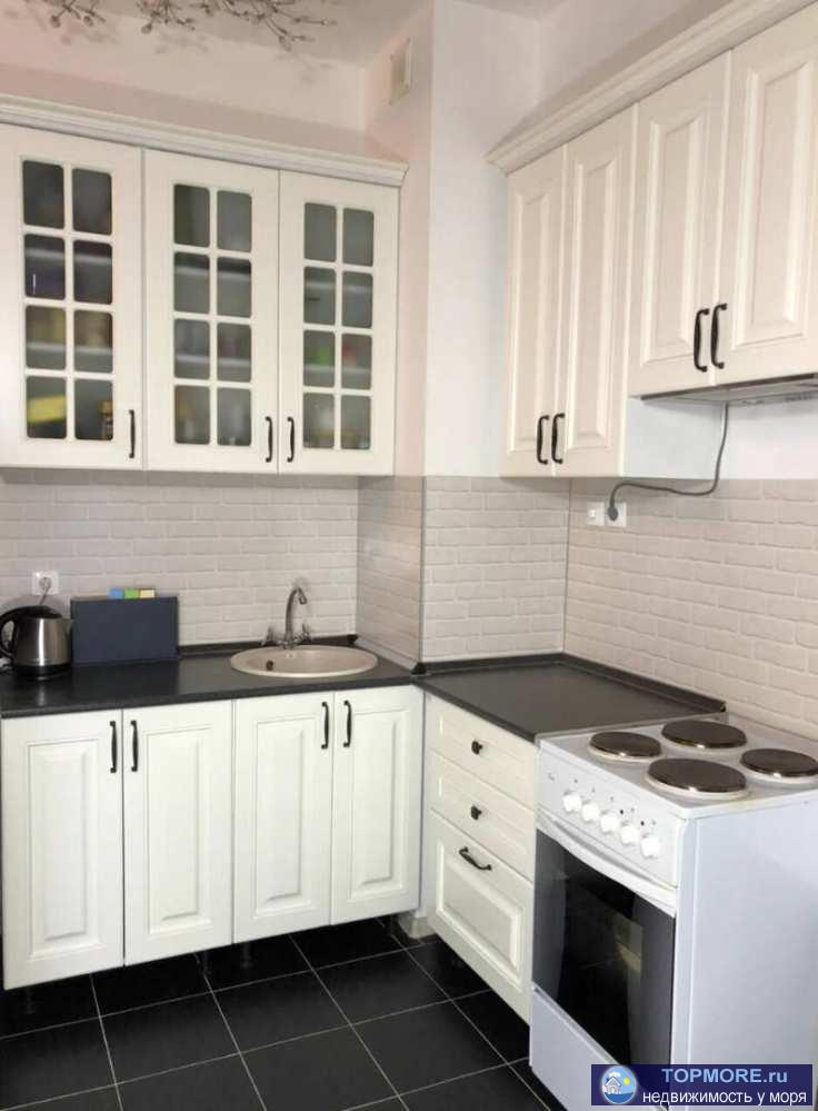 Продаю уютную, прекрасную квартиру в новом доме. Большие панорамные окна из которых видно море и красивые закаты....