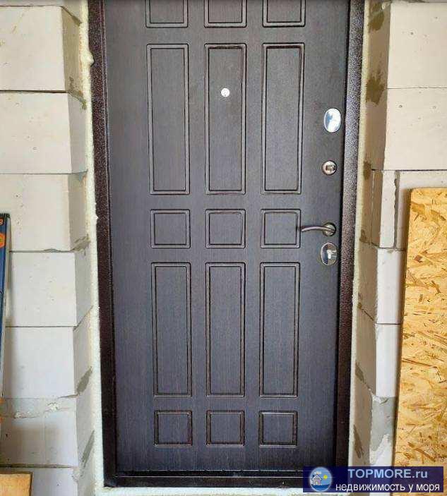 Просторный дом, материал стен пеноблок, перекрытия ж/б, три комнаты на втором этаже и с/у, на первом этаже - кухня...