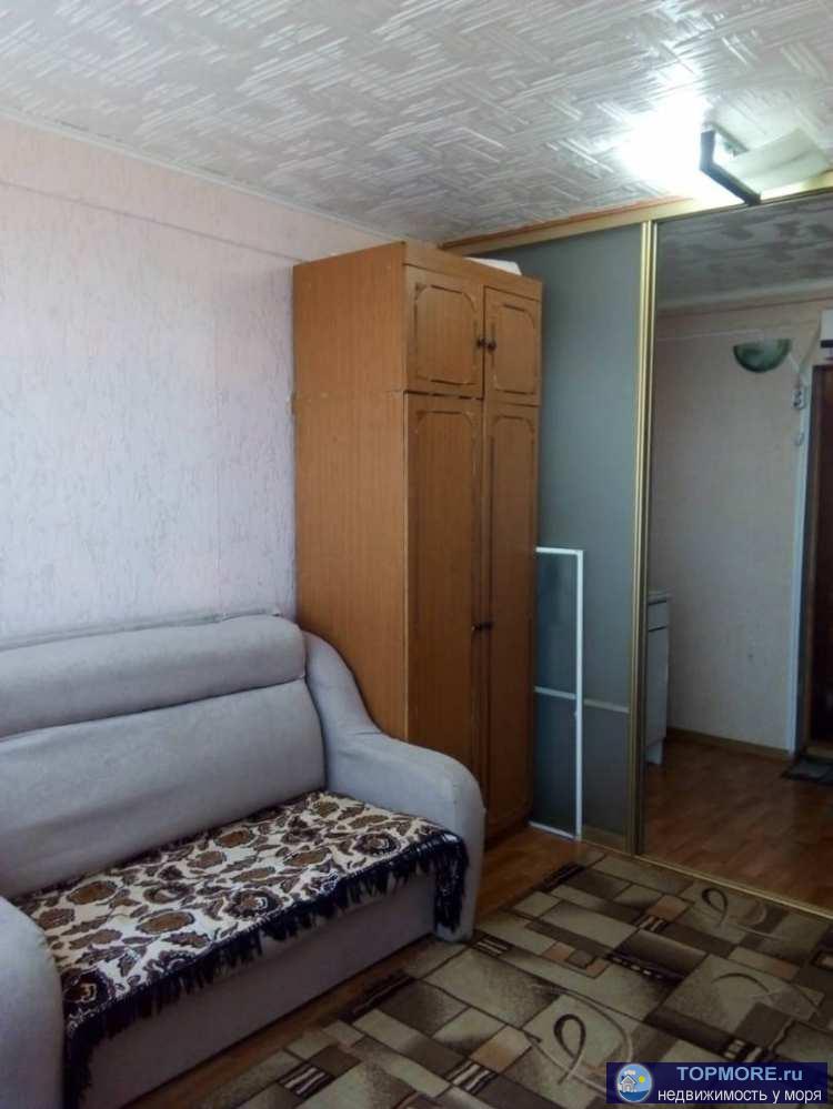 Малосемейка 18м2 на 4 этаже в районе Голубые Дали. Простой ремонт, душевая, комната с кухней и мебелью. Статус... - 2