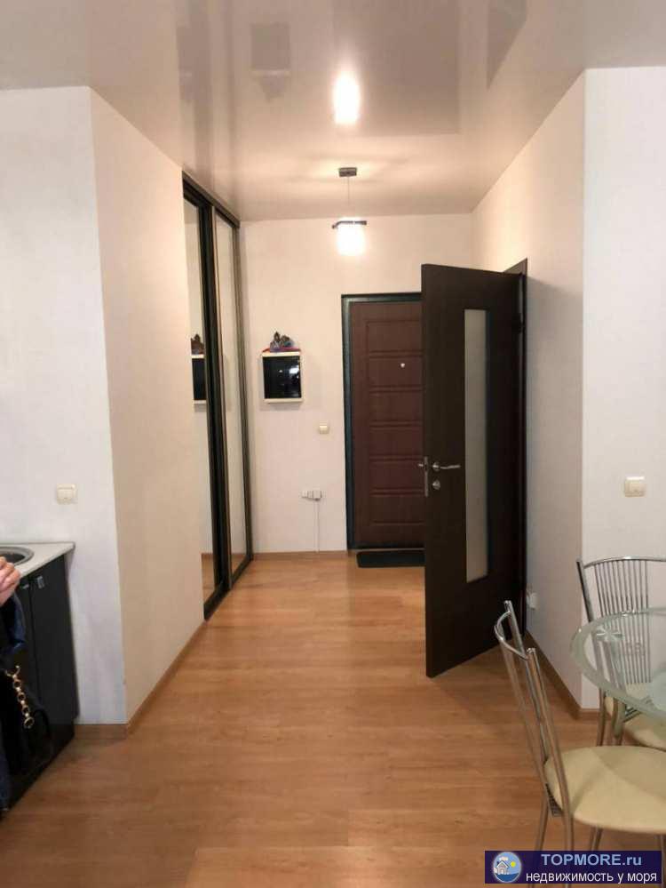 Продам квартиру ,в самом центре .Квартира светлая ,с витражным остеклением ,есть балкон ,дома тихо ,нет шума...