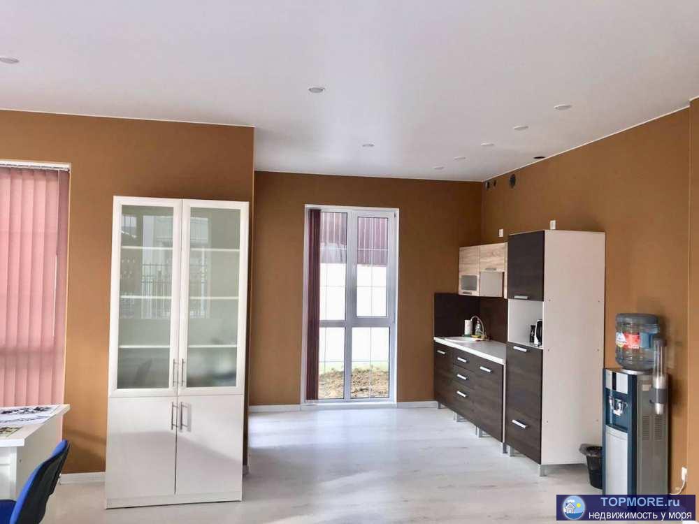 Продаю просторный и стильный коттедж с новым евро ремонтом в комфортабельном коттеджном поселке.  Этот коттедж... - 2