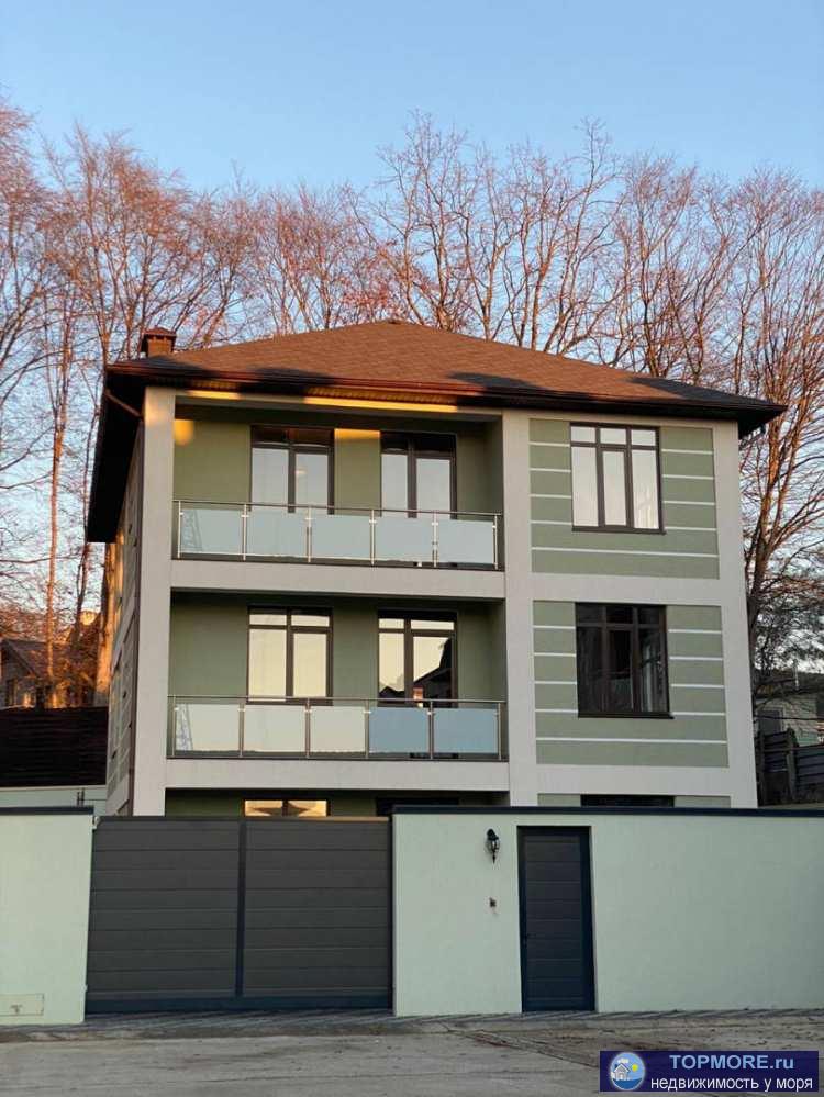 Продается новый дом в п.Дагомыс. Дом правильной формы 360 кв.м. (240 кв.м. - жилая площадь + три больших балкона +...