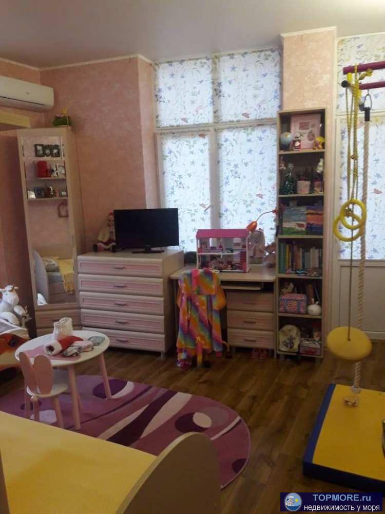 Продается просторная квартира в районе Голубых Далей.  Квартира очень светлая,угловая, панорамные окна. Очень... - 2