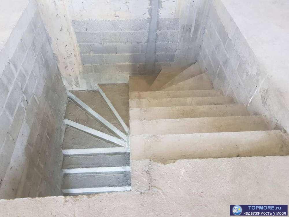 Прекрасный дом в небольшом отдалении от городской суеты! Школы , транспорт , магазины-всё рядом . Прекрассные видовые...