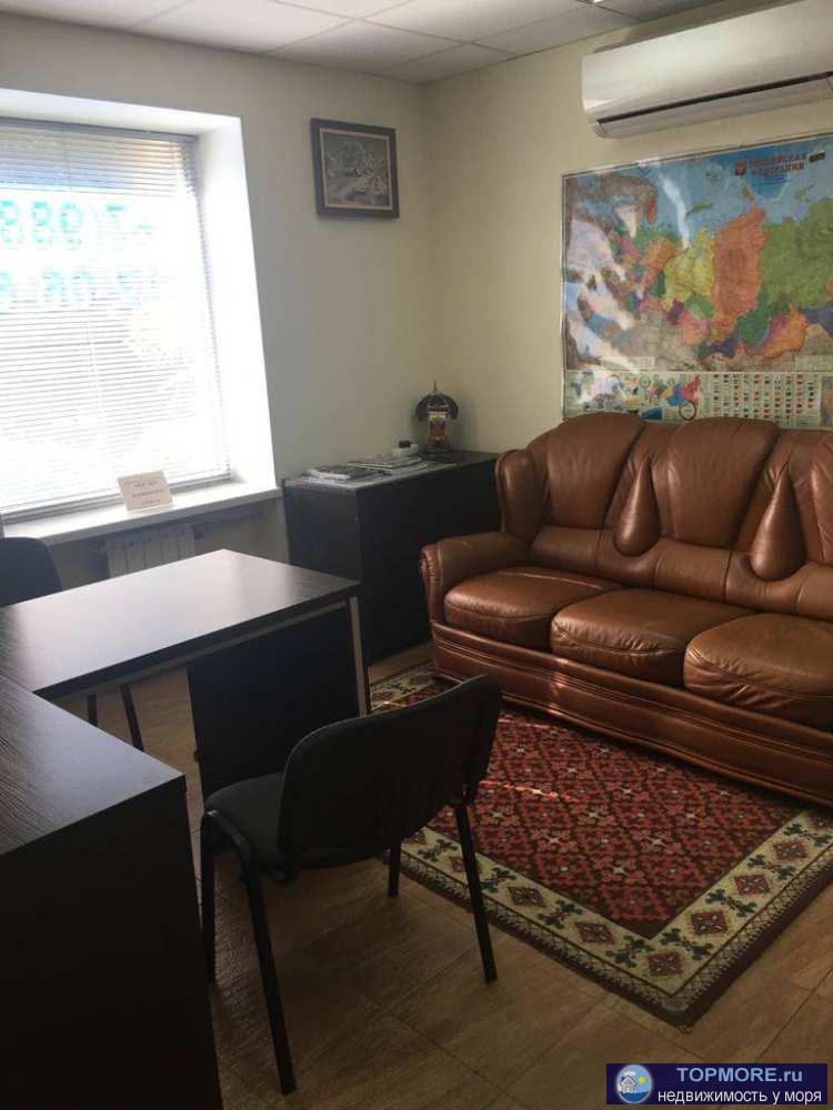 Статус кв. Прекрасно подходит как по офис так и под квартиру.  Два входа - 1