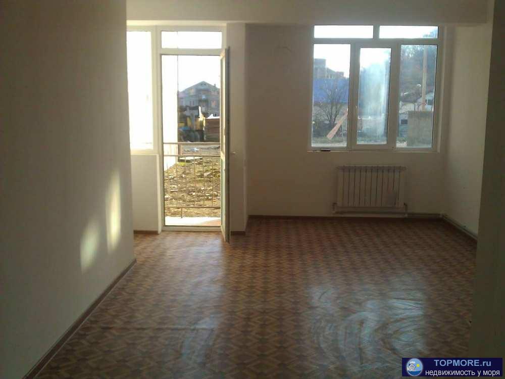 Продам квартиру, рядом школа, остановка, магазин, красивая набережная реки. Парковка во дворе, широкие уличу при...