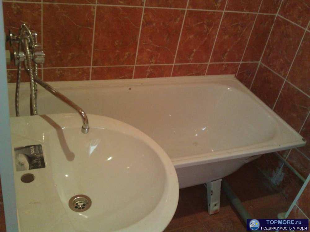 Продам квартиру, рядом школа, остановка, магазин, красивая набережная реки. Парковка во дворе, широкие уличу при... - 2