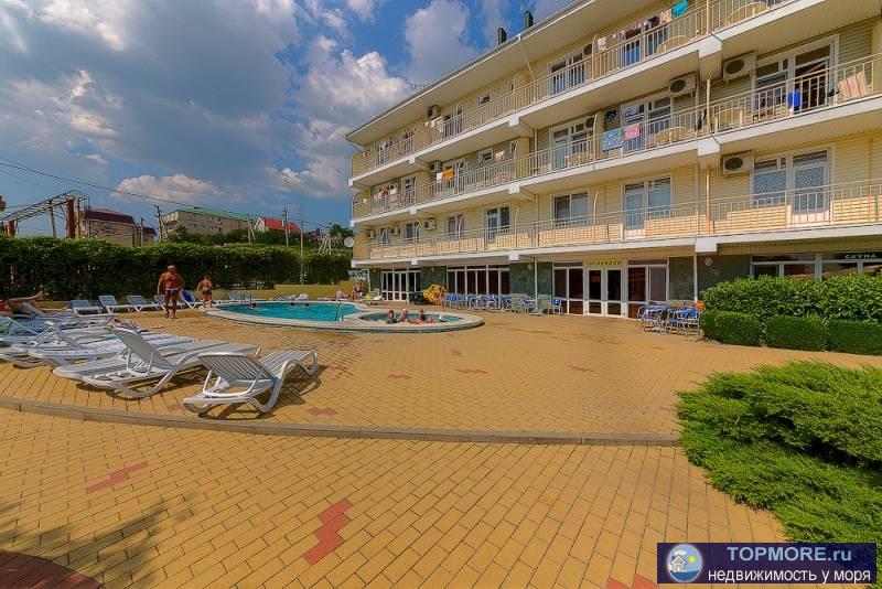 Действующий отель в Витязево. Есть прямой проход к морю- видно по фото (пляж Аквамарина ширина 180 метров, лежаки,...