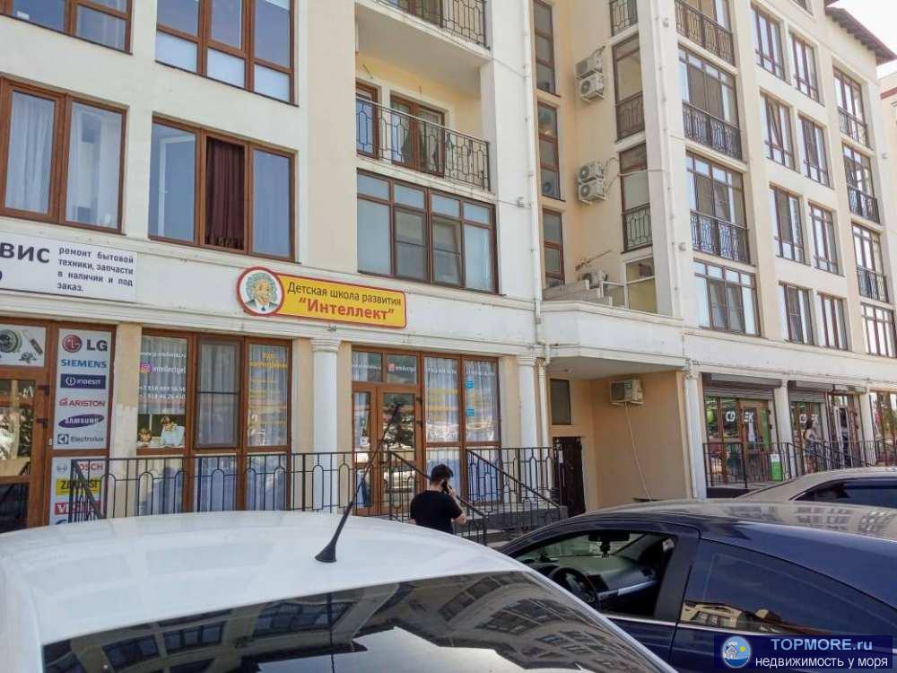 Торгово-офисное помещение 42 кв.м., расположенное на ул. Луначарского. Большая витрина на торец здания и улицу...
