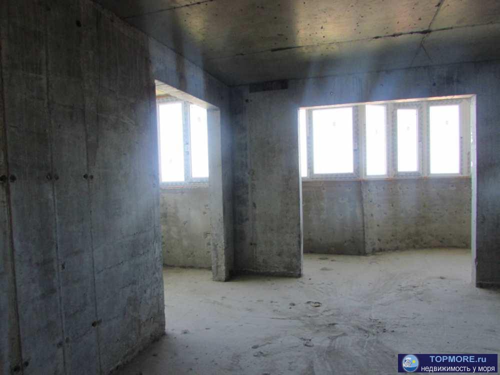 Продаю трехкомнатную квартиру в хорошем доме. Квартира в черновом варианте.Хорошо планируется на две комнаты и кухню...