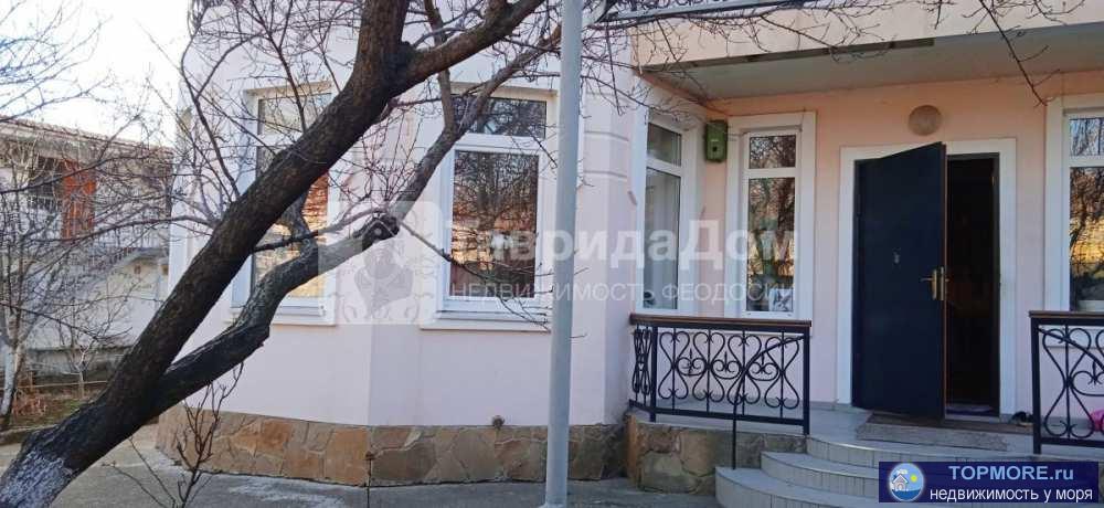 Продам 3-х этажный жилой дом 288 кв.м и готовый  бизнес 111 кв.м, на 10 сотках земли ИЖС, ул.Карла Маркса, Феодосия.... - 1