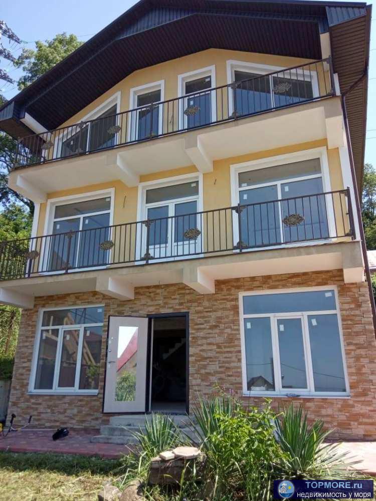 Продается монолитный дом с участком 7 соток. Дом построен качественно для себя. Дом в 3 этажа , на каждом выход на...