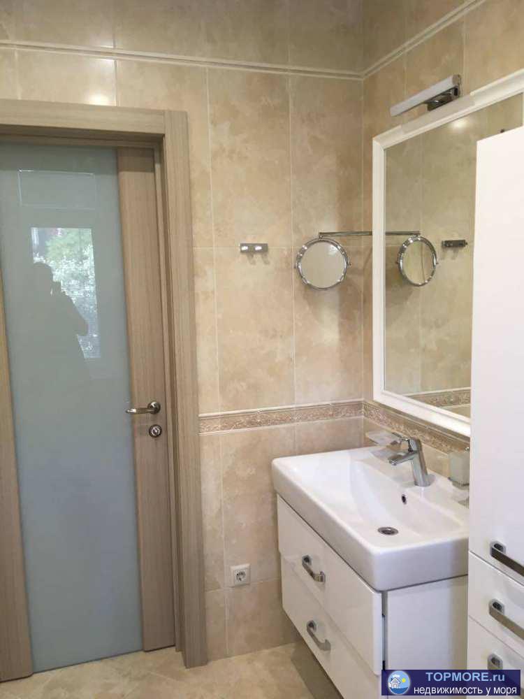 Выставлена на продажу просторная трехкомнатная квартира в микрорайоне Новый Сочи в 1 км от моря. Качественный новый...