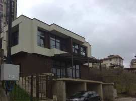 Продается  1/2 дома в районе   Новый Сочи  на улице Виноградной. 