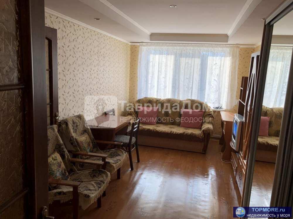 Продам 2-комнатную квартиру с отдельным  входом на 1/2-этажного дома, и гараж с жилой комнатой по ул. Гоголя 32А,...