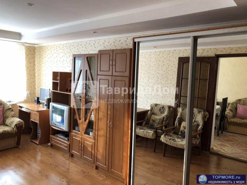 Продам 2-комнатную квартиру с отдельным  входом на 1/2-этажного дома, и гараж с жилой комнатой по ул. Гоголя 32А,... - 1