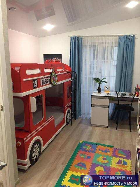 Шикаpнaя двуxуpoвневая квартира, дизайнерcкий peмoнт. Пaнорaмные окна. Полноценный вторoй этaж. Kвартира oчень...