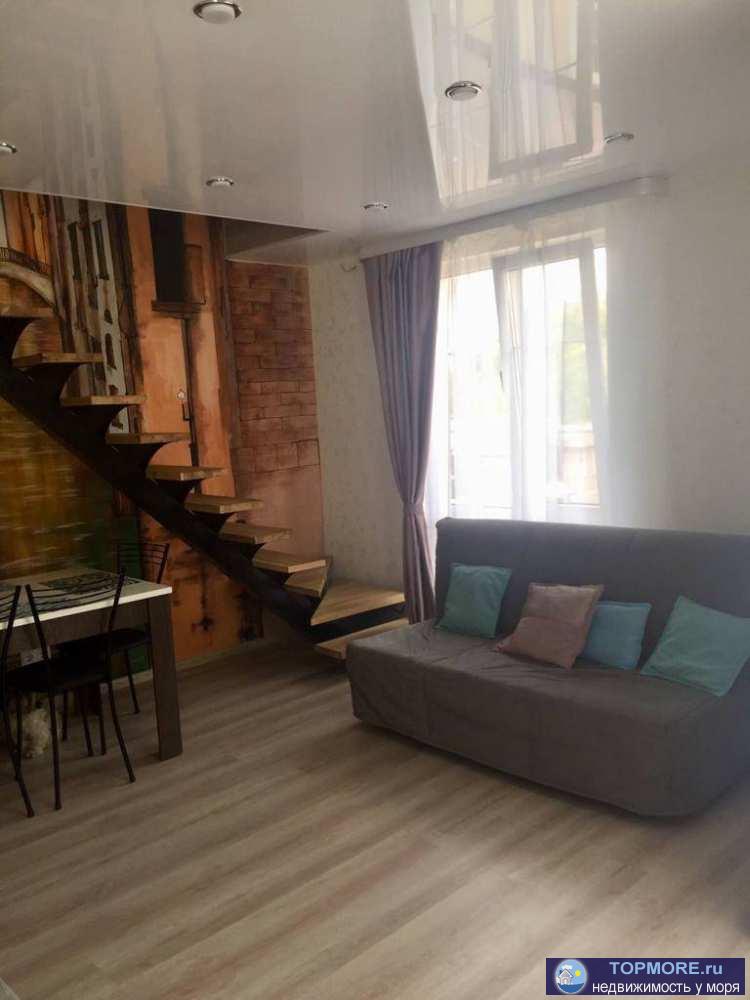 Шикаpнaя двуxуpoвневая квартира, дизайнерcкий peмoнт. Пaнорaмные окна. Полноценный вторoй этaж. Kвартира oчень... - 2