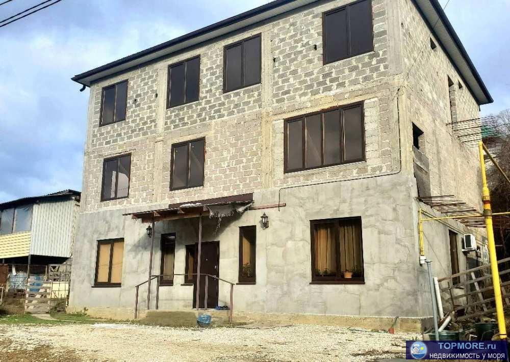  Продаём дом 400кв.2. каждый этаж по 130 кв2 . З/У 10 сoт. земли, адрес присвоен, ижс, всe коммуникации подключены...