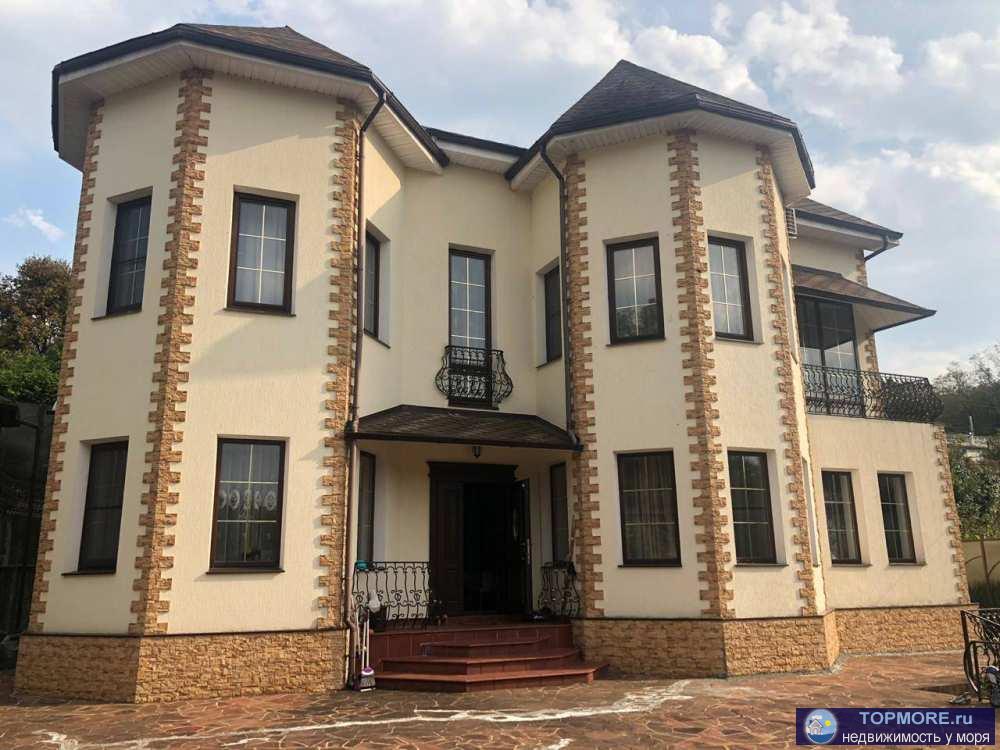 Продается шикарный 3-этажный дом с дизайнерским ремонтом, мебелью и техникой в Дагомысе! Площадь дома 300 кв.м....