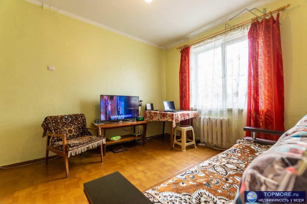 Продается двухкомнатная квартира, общей площадью 48 м2,  на улице Героев Сталинграда в г. Симферополе. Комнаты: 16,6...