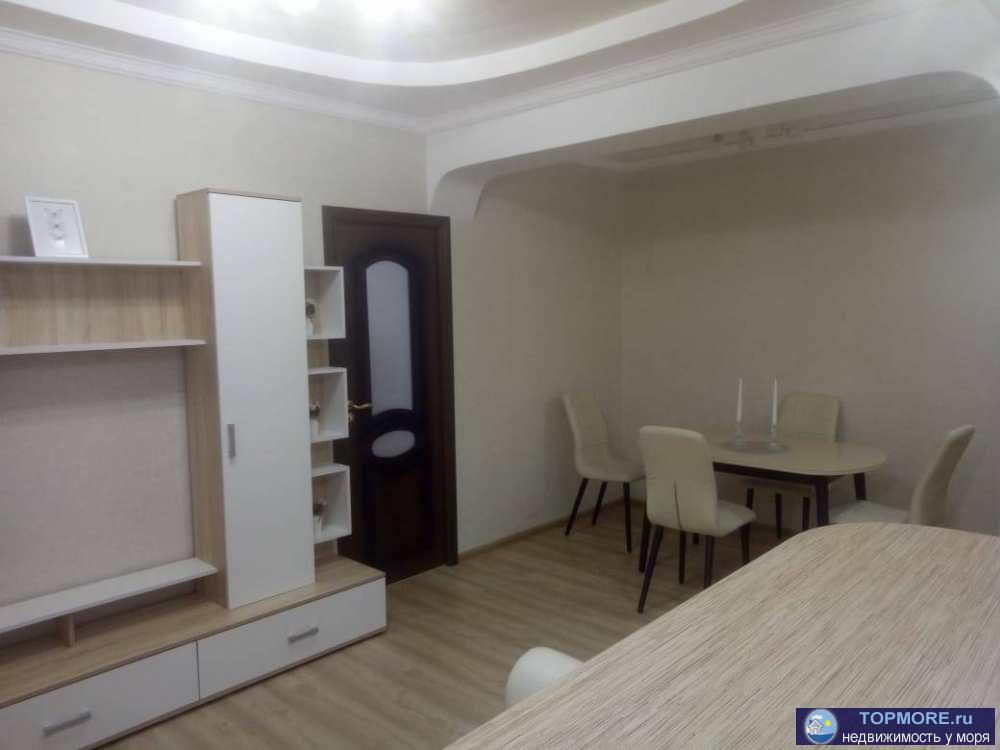 Просторная светлая тёплая 2 комнатная квартира.Качественный ремонт. Мебель и техника.Большая застеклённая... - 2