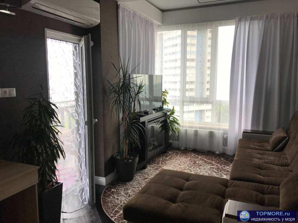 Продаю уютную светлую 2-х комнатную квартиру, 7/8, дизайнерский ремонт, мебель и техника остается, балкон 7 кв.м.... - 1