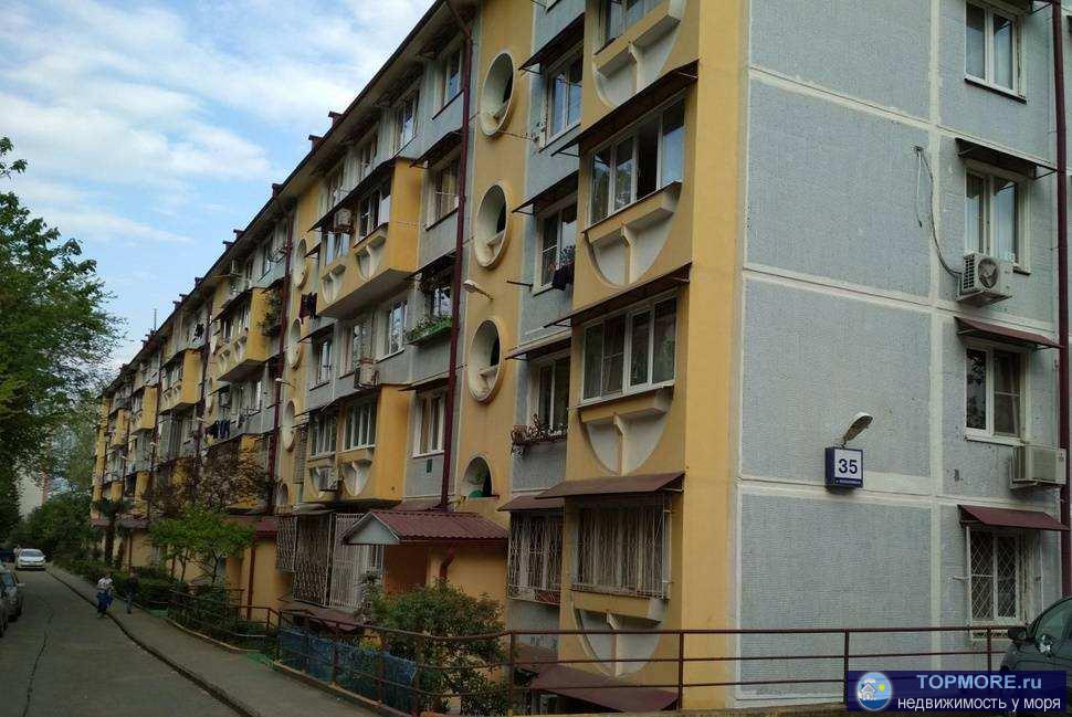 Продаю полноценную 1ком кв на 2 этаже 6 этажного панельного дома, в центре Сочи, до моря 10 мин, ремонт старый и цена...