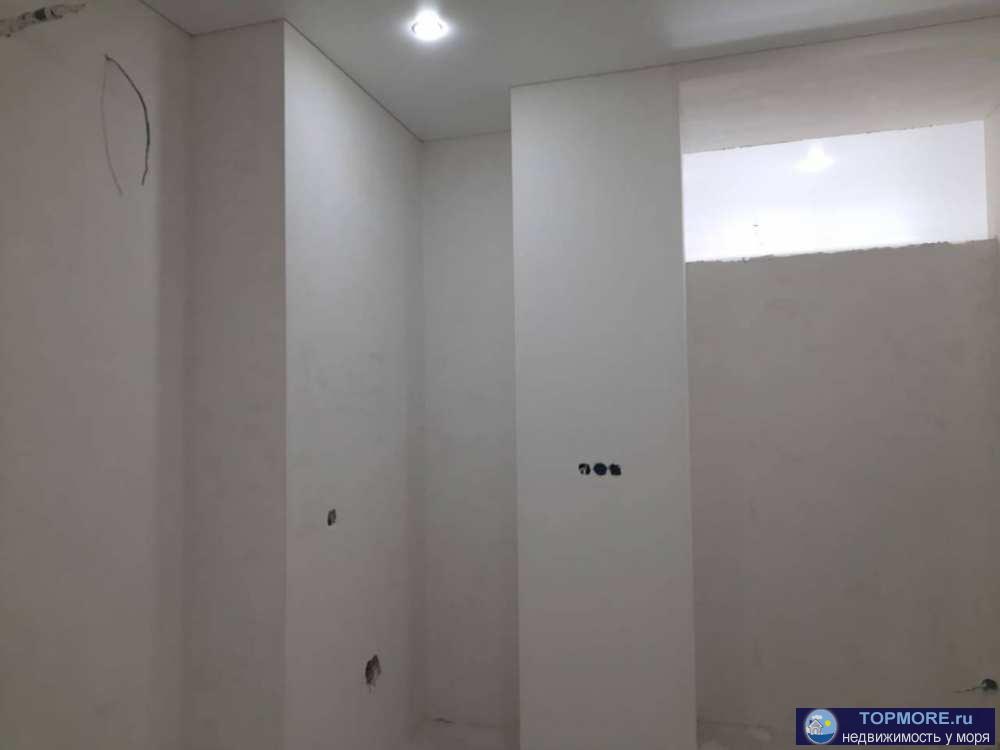 Продается просторная квартира в жк Альпийский квартал. Квартира очень хорошо планируется в трех комнатную квартиру....