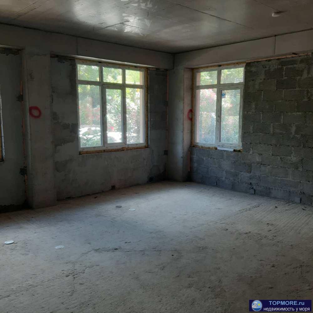 Продается квартира площадью 35,7 кв. метров свободной планировки на первом этаже десятиэтажного дома. Угловая, четыре...