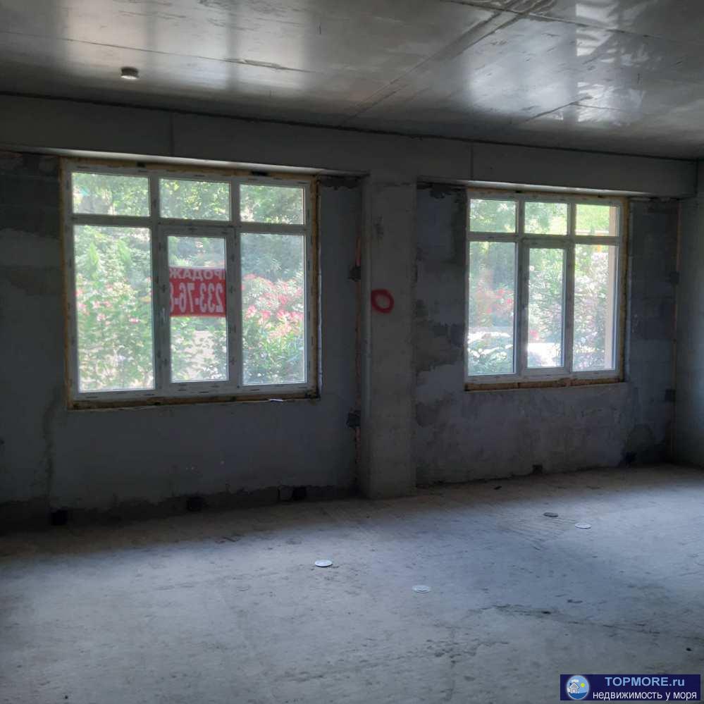 Продается квартира площадью 35,7 кв. метров свободной планировки на первом этаже десятиэтажного дома. Угловая, четыре... - 1