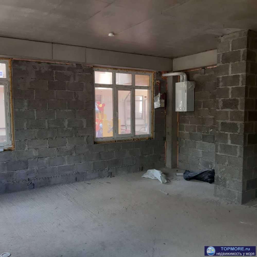 Продается квартира площадью 35,7 кв. метров свободной планировки на первом этаже десятиэтажного дома. Угловая, четыре... - 2