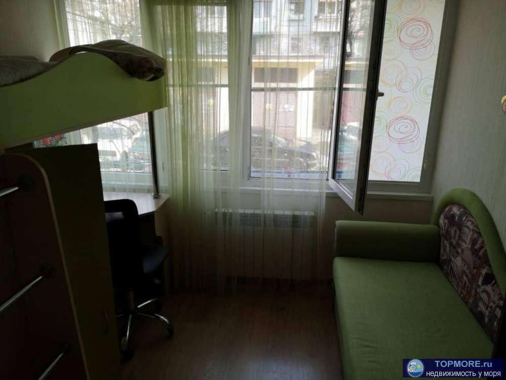 Продам угловую квартиру 36 кв м на 2 этаже в панельном доме.Ремонт хороший, можно заезжать и жить.Комната с лоджией,... - 2