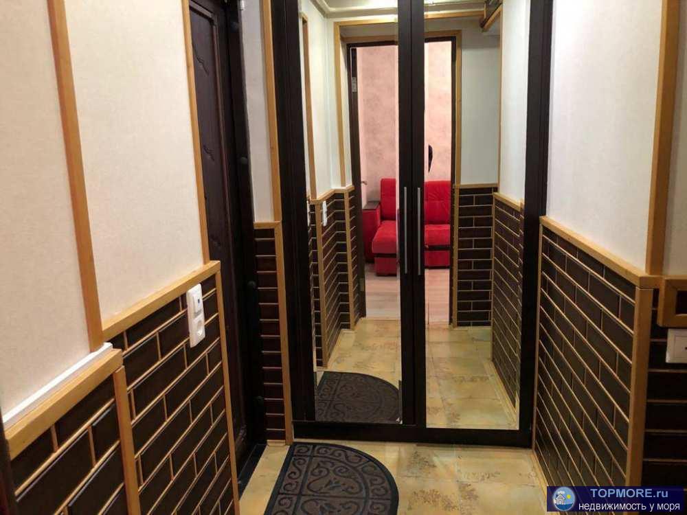 Продается 1-комнатная квартира в Центральном районе Сочи, 32 кв.м., комната за счет лоджии удобно зонирована на 2...