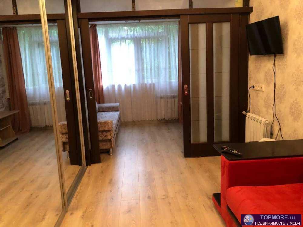 Продается 1-комнатная квартира в Центральном районе Сочи, 32 кв.м., комната за счет лоджии удобно зонирована на 2... - 2
