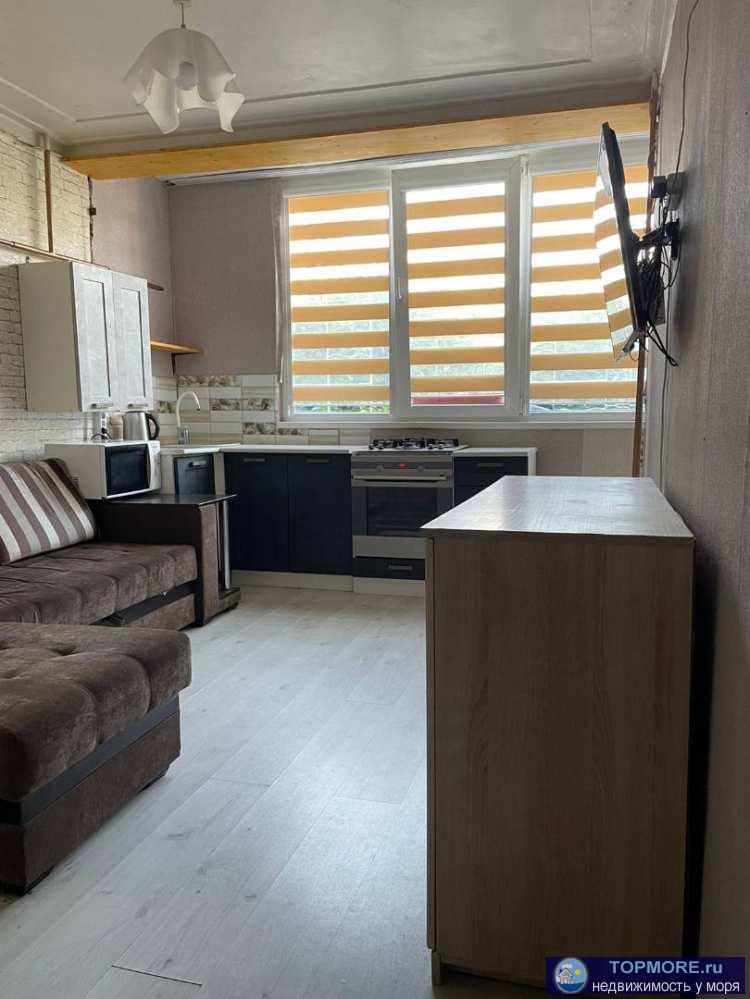 Квартира расположена в отличном районе города , всё в шаговой доступности . Во дворе есть Детская площадка под замком... - 1