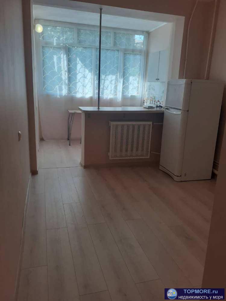 Продается евродвушка 40 кв. м . Статус квартира Этаж высокий, на уровне второго этажа. Не фейк, как все в Сочи . Все...