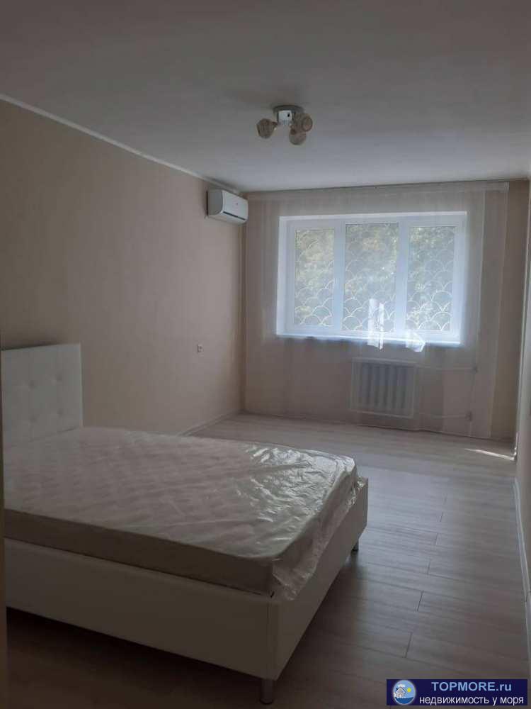 Продается евродвушка 40 кв. м . Статус квартира Этаж высокий, на уровне второго этажа. Не фейк, как все в Сочи . Все... - 1