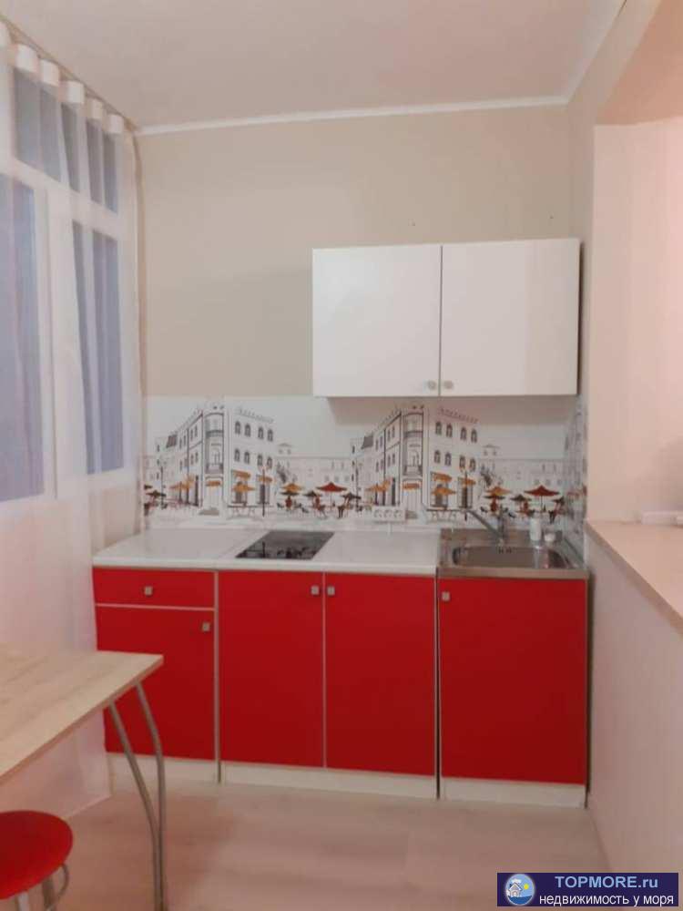 Продается евродвушка 40 кв. м . Статус квартира Этаж высокий, на уровне второго этажа. Не фейк, как все в Сочи . Все... - 2