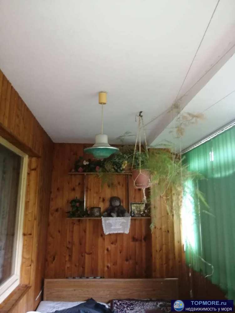 Продам в тихом районе в самом центре города Сочи просторную двухкомнатную квартиру.Парковочные места под окном.... - 2