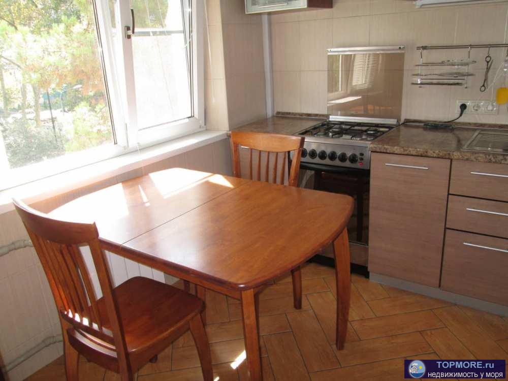 Продается большая двухкомнатная квартира с ремонтом в Завокзальном районе г. Сочи, в Брежневке. Общая площадь...