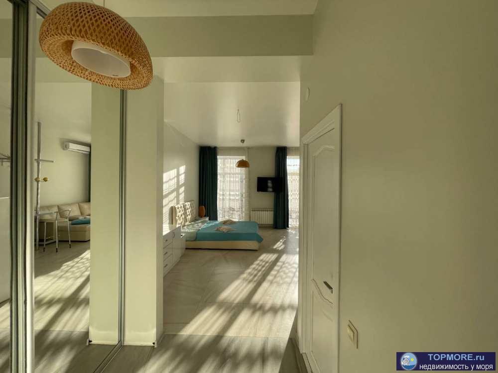 Лот № 150884. Сириус, просторная светлая студия с большим балконом в подарок, 37 кв.м. с дизайнерским ремонтом из...