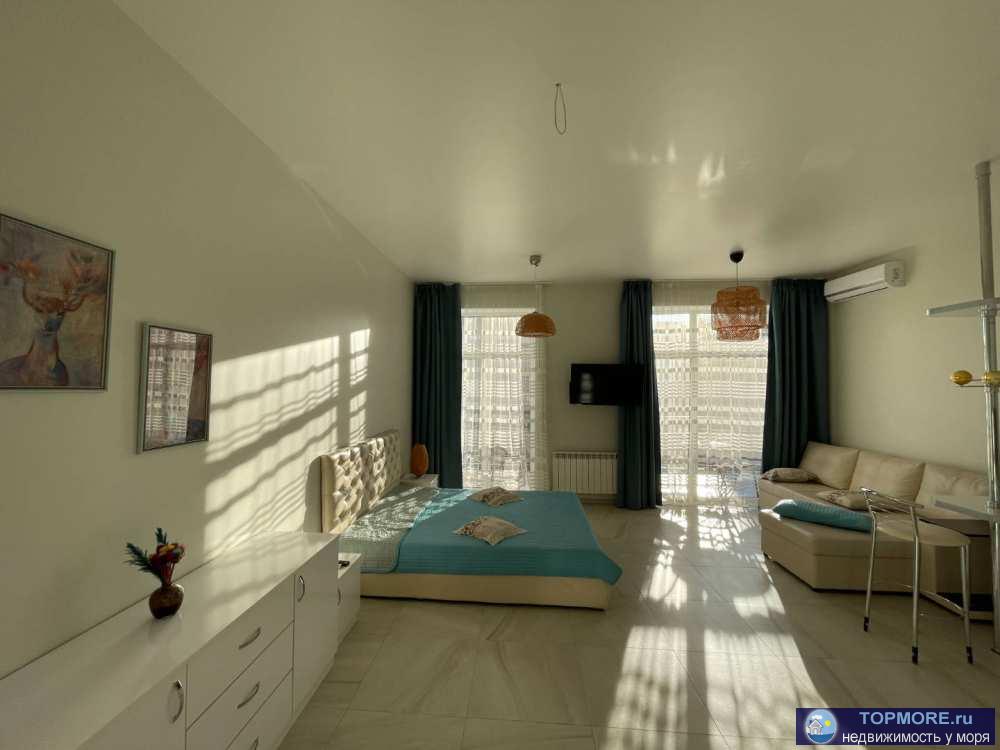 Лот № 150884. Сириус, просторная светлая студия с большим балконом в подарок, 37 кв.м. с дизайнерским ремонтом из... - 1